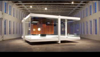 Gravity's Embrace: Πλοήγηση στην έλξη της Κοσμικής Δύναμης